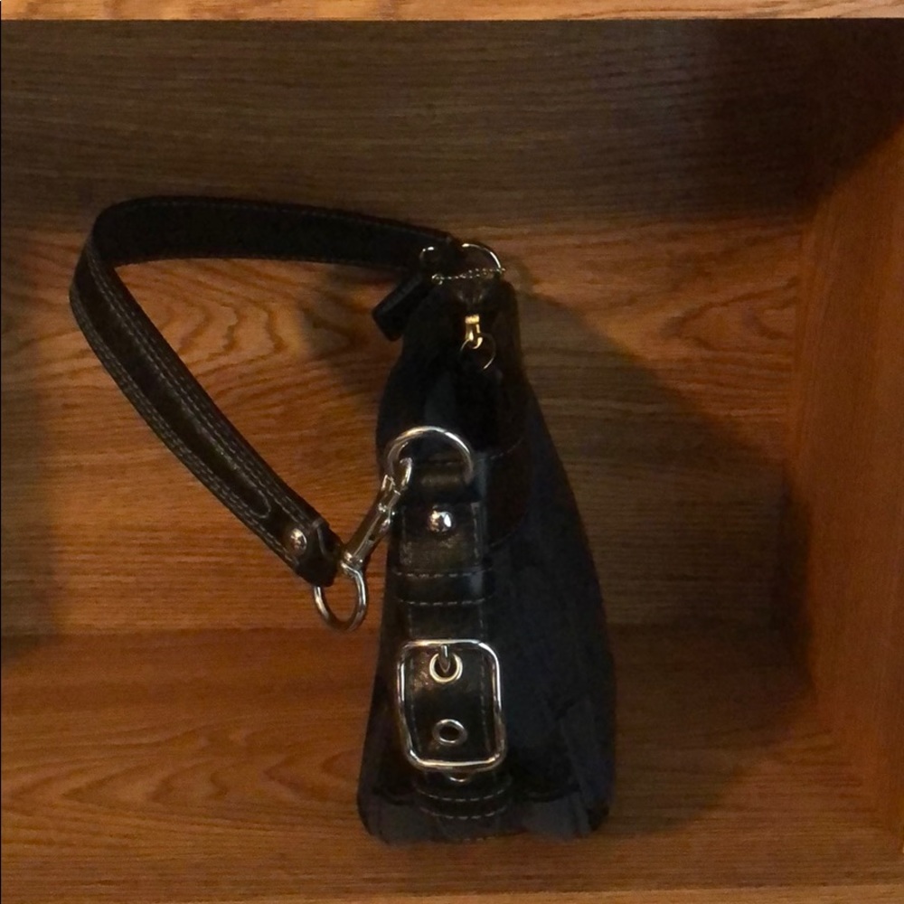 Small Coach purse - Picture 2 of 7